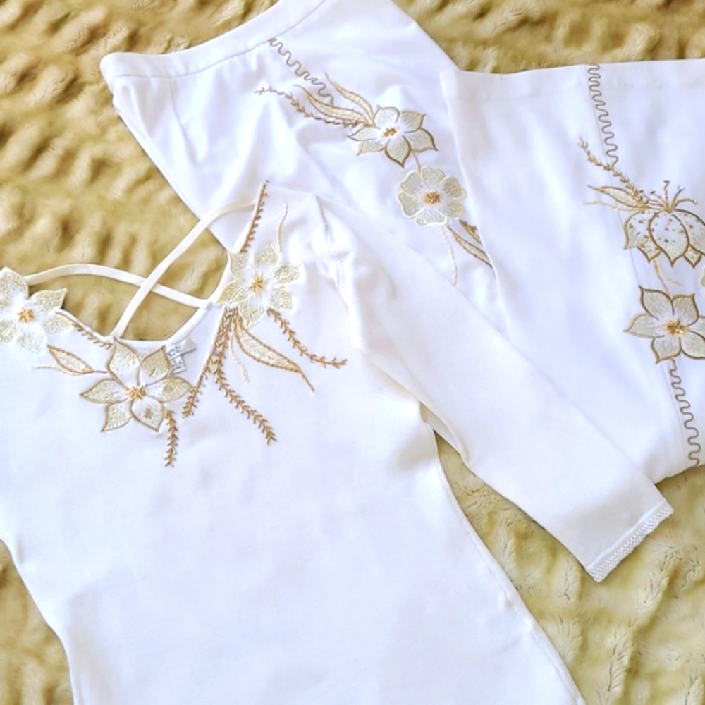 Caché White and Gold Knit Pant Suit. Size S. #5-0233